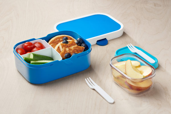 107440014300 lunchbox met lunch en fruitbox