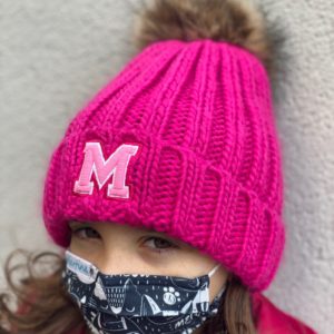 Gorro ponpon fuxia bordado inicial