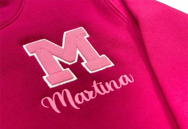 sudaderainicialesfuxia2